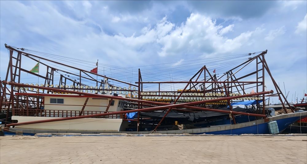 Overall installation effect of HRLUX 1200W IP67 marine LED fish attracting lights on fishing boats in Lingao Hainan fishing port