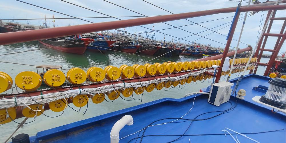 Detailed installation structure of HRLUX IP67 marine fish attracting lights arranged on fishing boat gunwale